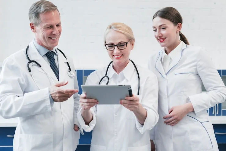 Médico revisando documentos de remuneração e planejamento financeiro