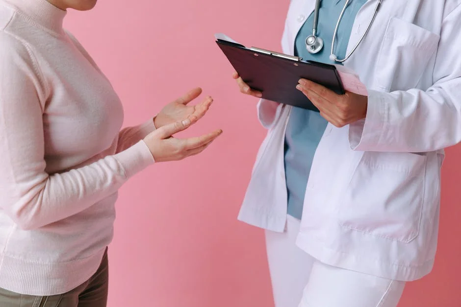 Médica analisando o CNAE para médicos em seu consultório para garantir a conformidade fiscal
